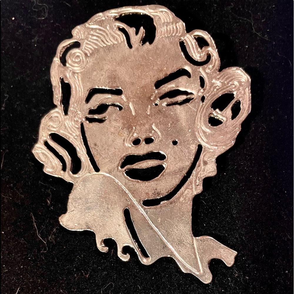 Unique Vintage 90’s Marilyn Monroe Pendant in Silvertone Negative Space Portrait